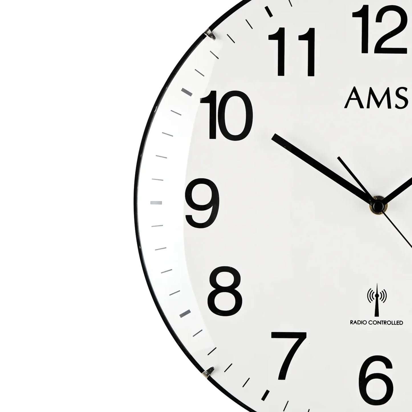 Runde Funk-Wanduhr mit weißem Ziffernblatt, schwarzen Zeigern und arabischen Zahlen