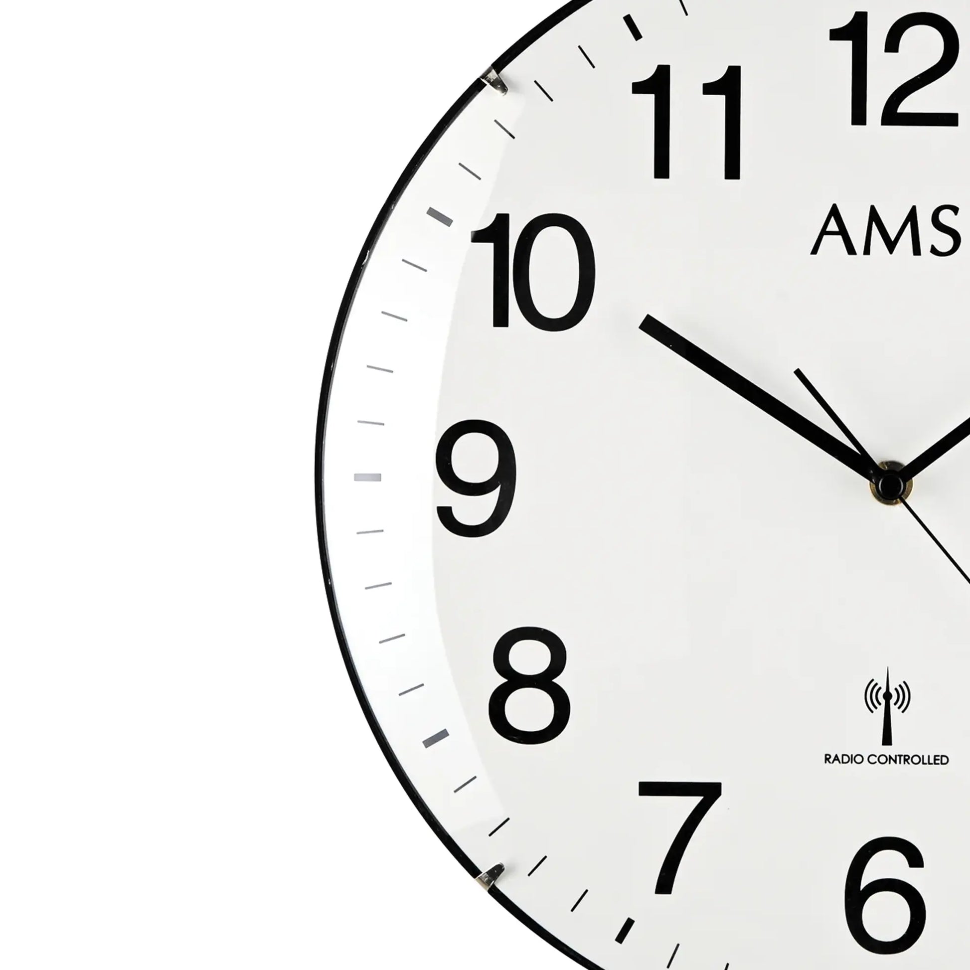 Runde Funk-Wanduhr mit weißem Ziffernblatt, schwarzen Zeigern und arabischen Zahlen