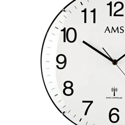 Runde Funk-Wanduhr mit weißem Ziffernblatt, schwarzen Zeigern und arabischen Zahlen