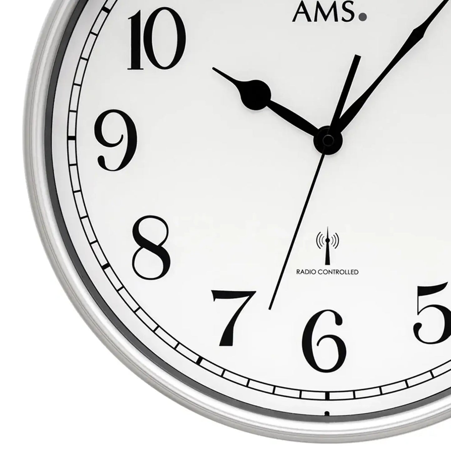 Runde Funk-Wanduhr mit silbernem Rand, schwarzem Ziffernblatt, schwarzen Zeigern und AMS-Logo