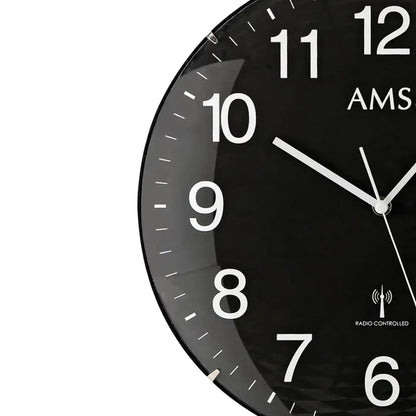 Schwarze AMS Funk-Wanduhr mit weißen Ziffern, Strichmarkierungen und silbernen Zeigern