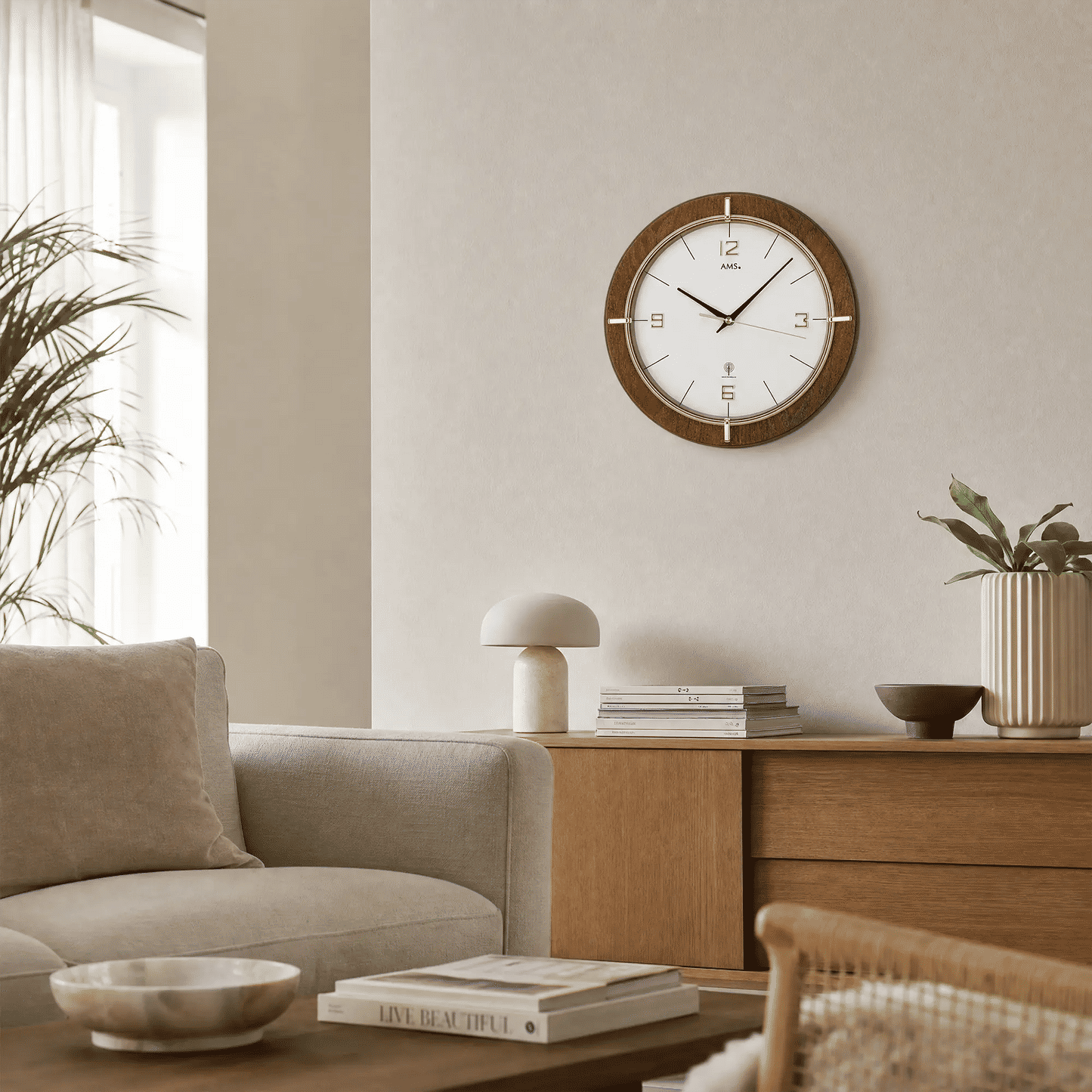 Funk-Wanduhr mit rundem nussbaumfarbenem Holzrahmen, weißem Zifferblatt und goldenen Akzenten
