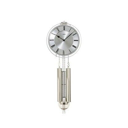 Silberne Wanduhr mit rundem Zifferblatt und zwei Pendelsäulen mit Ketten