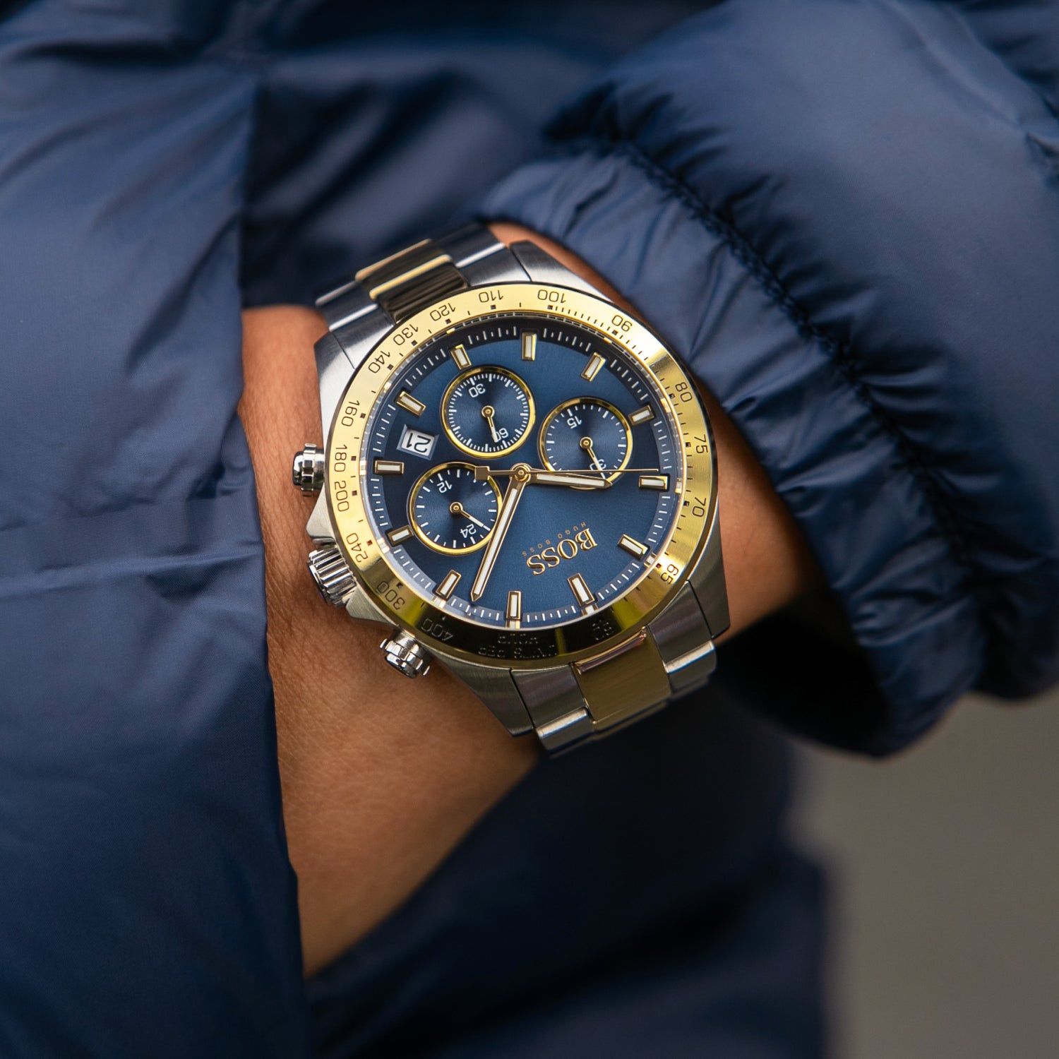 Dwukolorowy zegarek BOSS Hero Sport z niebieską tarczą i trzema licznikami chronografu