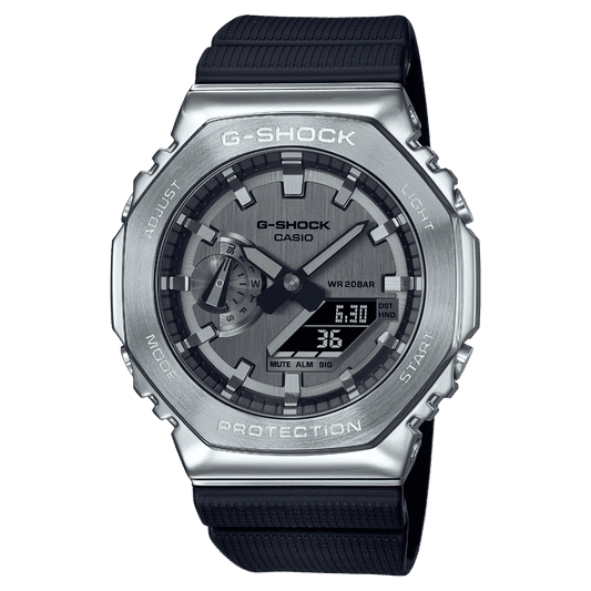 G-SHOCK GM-2100 Uhr mit silbernem Metallgehäuse und schwarzem Armband, dunklem Zifferblatt