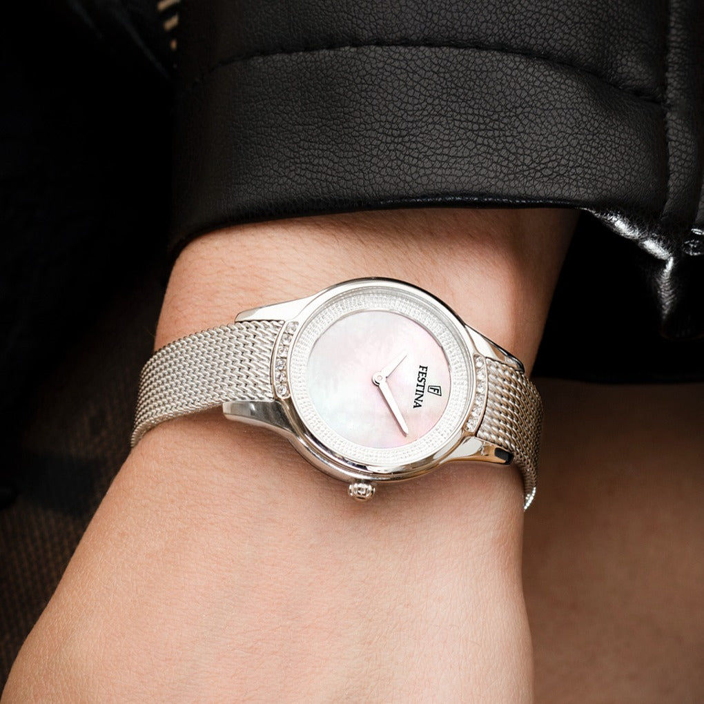 Zegarek damski na nadgarstku: srebrna bransoleta typu mesh, mieniąca się tarcza, logo FESTINA