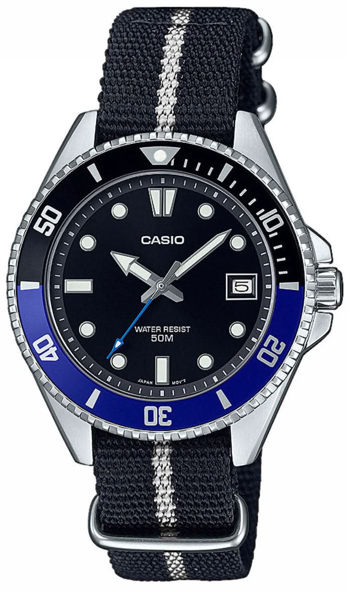 Orologio subacqueo Casio con quadrante blu scuro, lunetta girevole e cinturino in nylon blu scuro/bianco