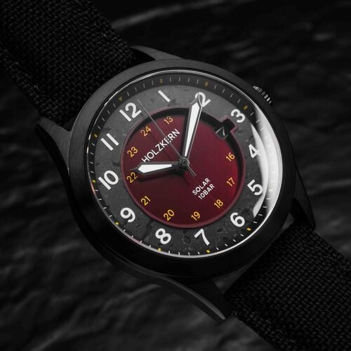 Holzkern Wildlight Solararmbanduhr mit schwarzem Textilband und dunklem Zifferblatt
