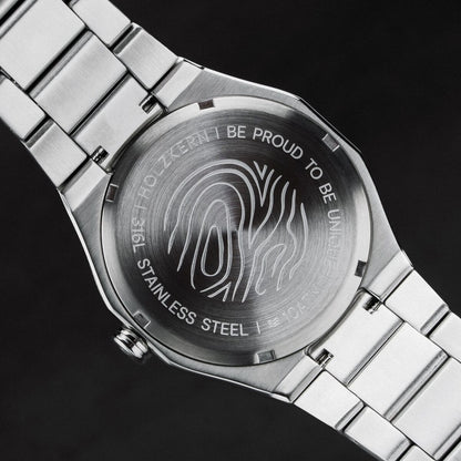 Rückseite der Herrenarmbanduhr: Edelstahlboden mit Gravur, silberfarbenes Metallband