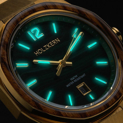 Herren-Armbanduhr Nahansicht: grün leuchtende Ziffern und Zeiger auf Malachit-Zifferblatt