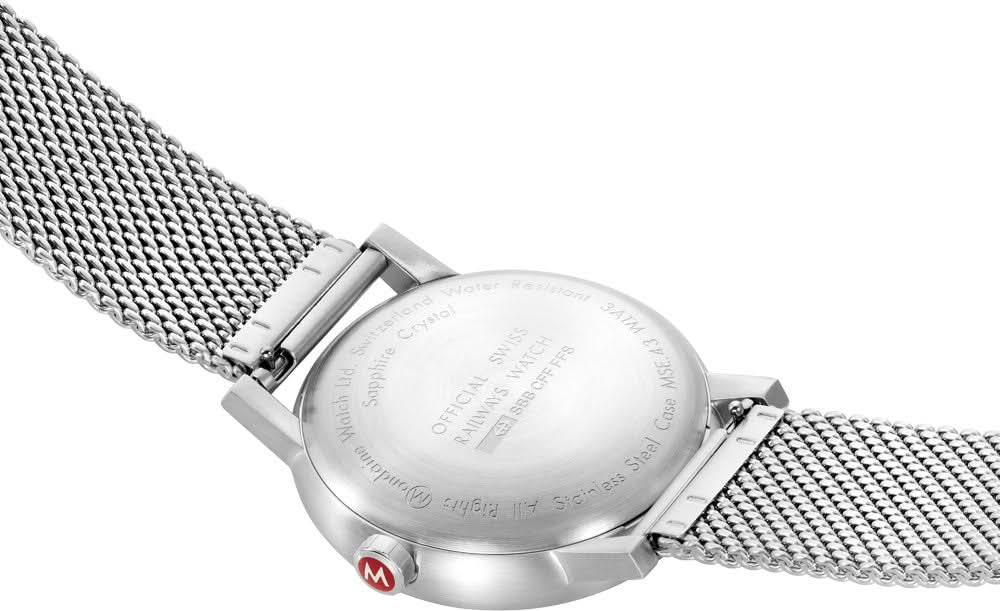 Mondaine Herrenuhr, seitliche Ansicht mit silbernem Gehäuse und Maschenarmband