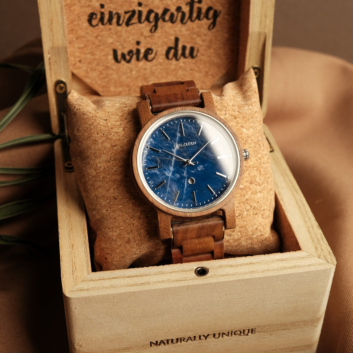 Zegarek Holzkern z niebieską tarczą i brązową drewnianą bransoletą
