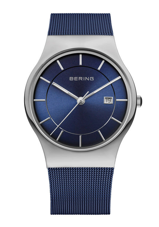 Bering Herrenuhr mit blauem Zifferblatt, silbernem Gehäuse und blauem Milanaise-Armband