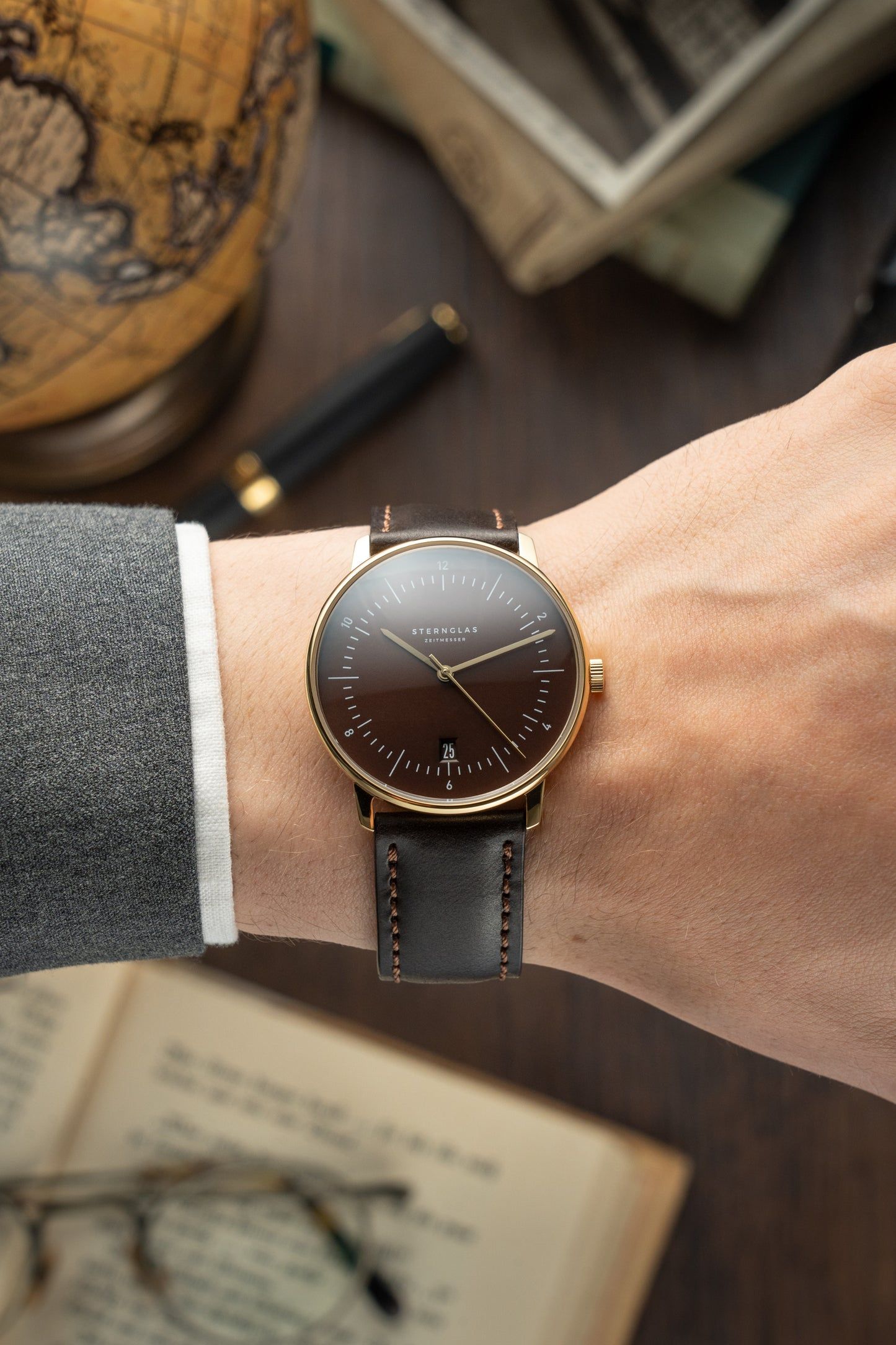 Sternglas Naos Edition Heritage Espresso Bridle Herren Armbanduhr • Bauhaus-Design • Lederarmband, Bild 3