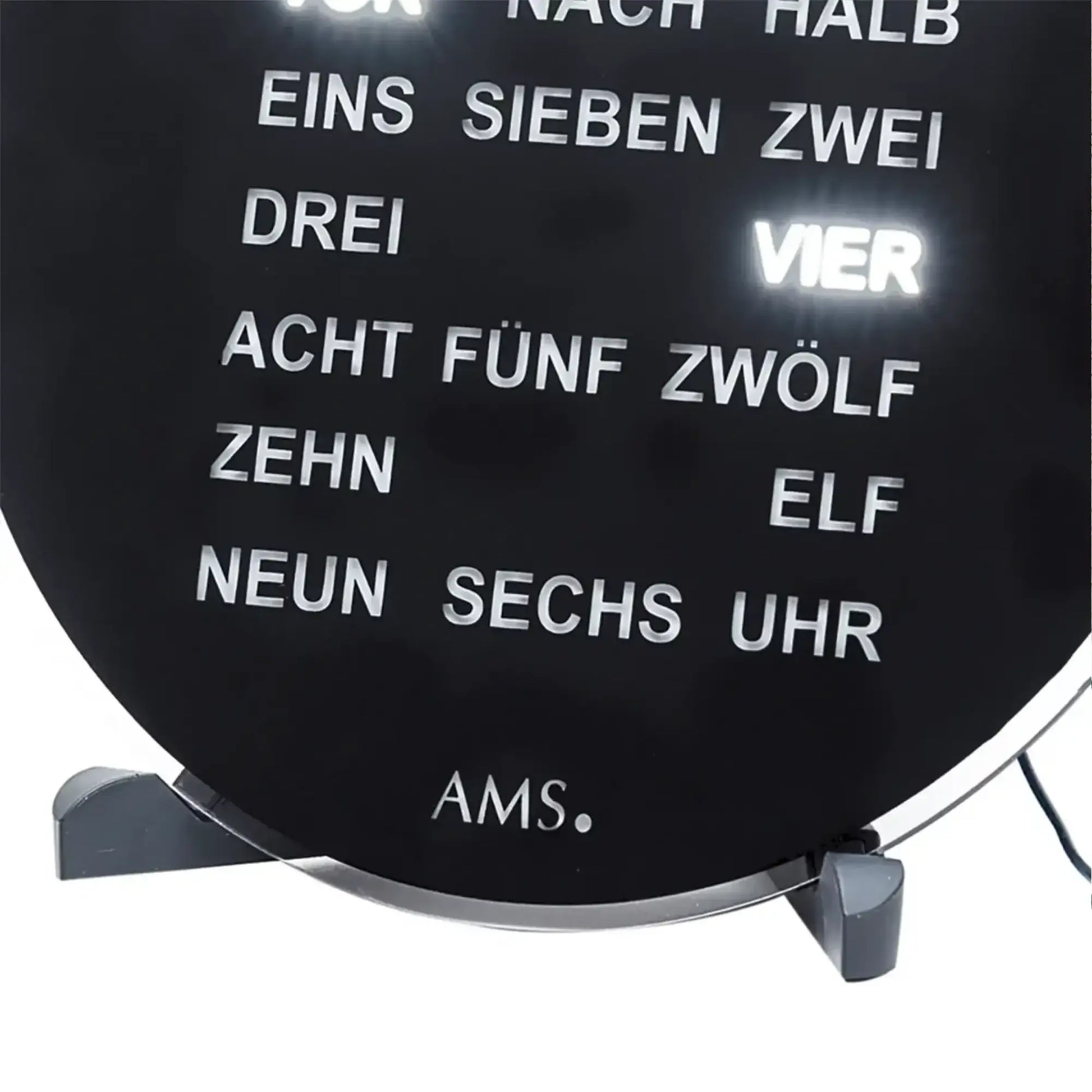 Nahaufnahme schwarzes AMS Ziffernblatt mit leuchtenden Uhrzeiten