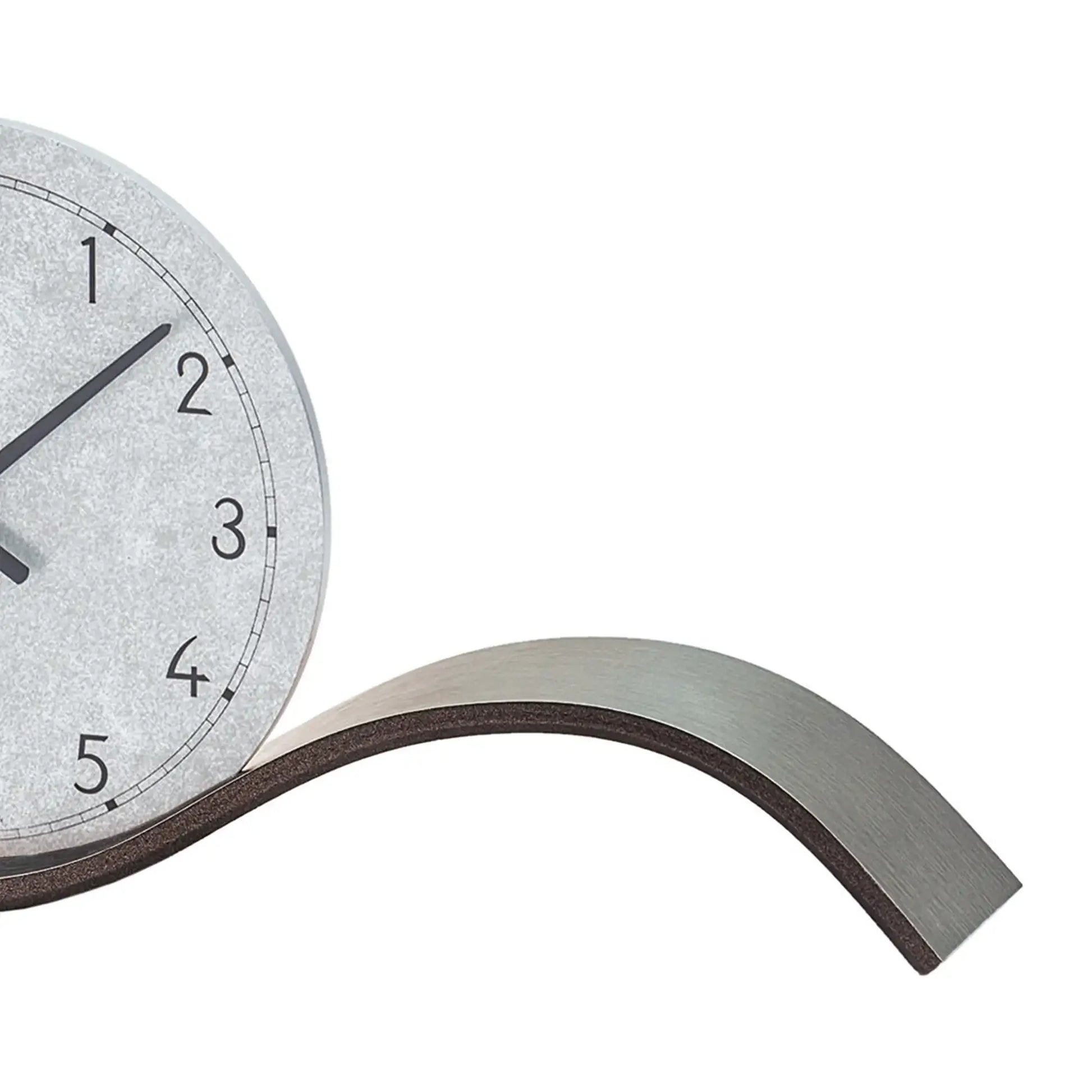 Orologio da tavolo: dettaglio della base in metallo piegato color antracite