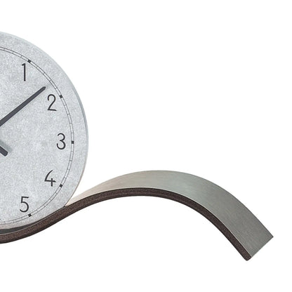 Orologio da tavolo: dettaglio della base in metallo piegato color antracite