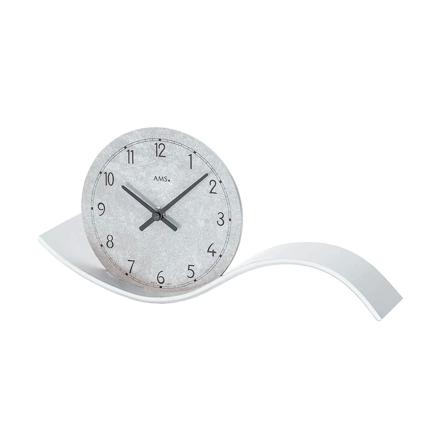 Orologio da tavolo in vista a tre quarti: quadrante grigio, lancette nere e base curva argentata