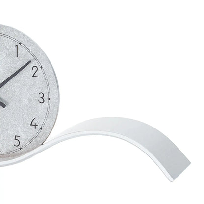 Vista ravvicinata dell'orologio da tavolo: quadrante grigio con numeri neri e base curva argentata