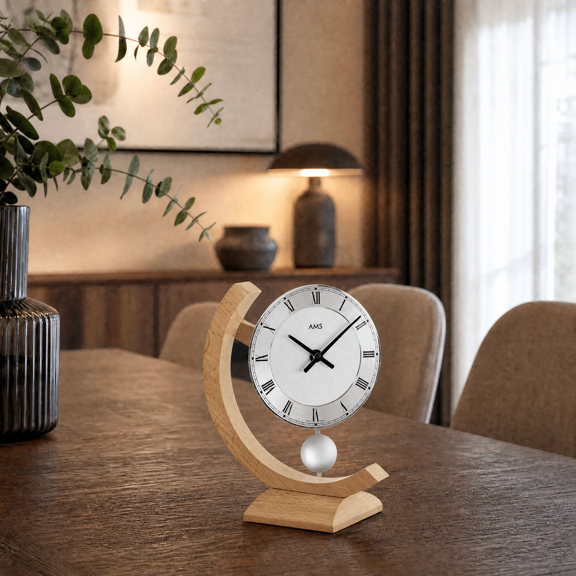 Orologio da tavolo con struttura rotonda in faggio, quadrante bianco con numeri romani e pendolo