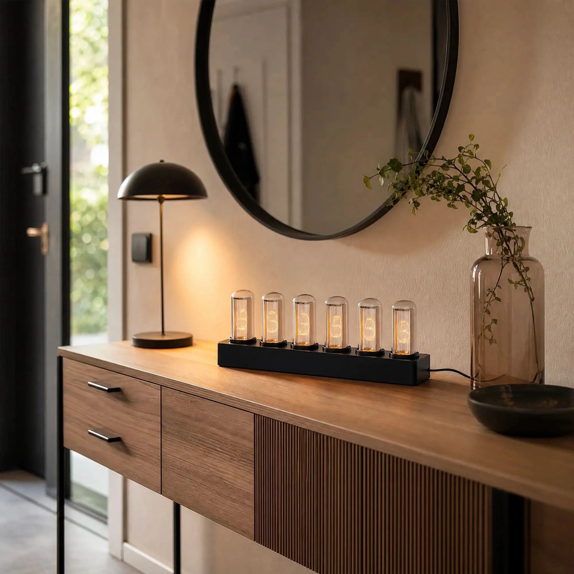 Orologio da tavolo su credenza con sei tubi di vetro, display a LED giallo luminoso.