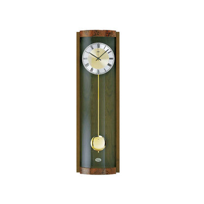 Wanduhr mit rundem Zifferblatt und gelbem Pendel am goldenen Faden im Holzgehäuse