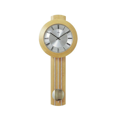 Runde Wanduhr mit Holzrahmen, weißem Zifferblatt und hängendem Metallpendel