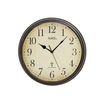 Wanduhr mit beigem Zifferblatt, schwarzen Zeigern, römischen Ziffern und dunklem Metallgehäuse