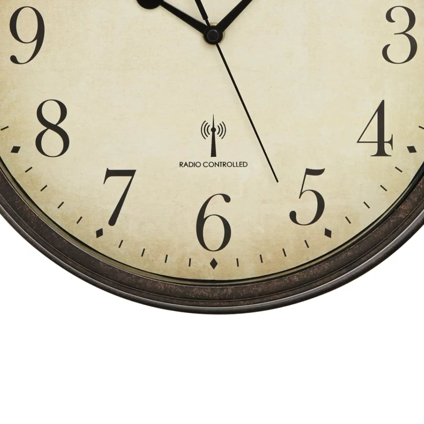 Wanduhr mit beigem Zifferblatt, schwarzen Zeigern und dunklem Metallrahmen, Funk-Symbol
