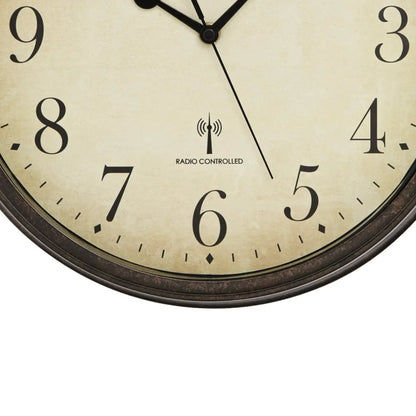 Wanduhr mit beigem Zifferblatt, schwarzen Zeigern und dunklem Metallrahmen, Funk-Symbol