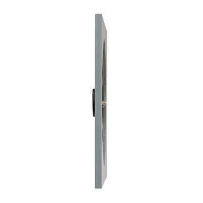 Wanduhr in Seitenansicht: flaches Holzgehäuse mit sichtbarer Aufhängung und Uhrwerk.