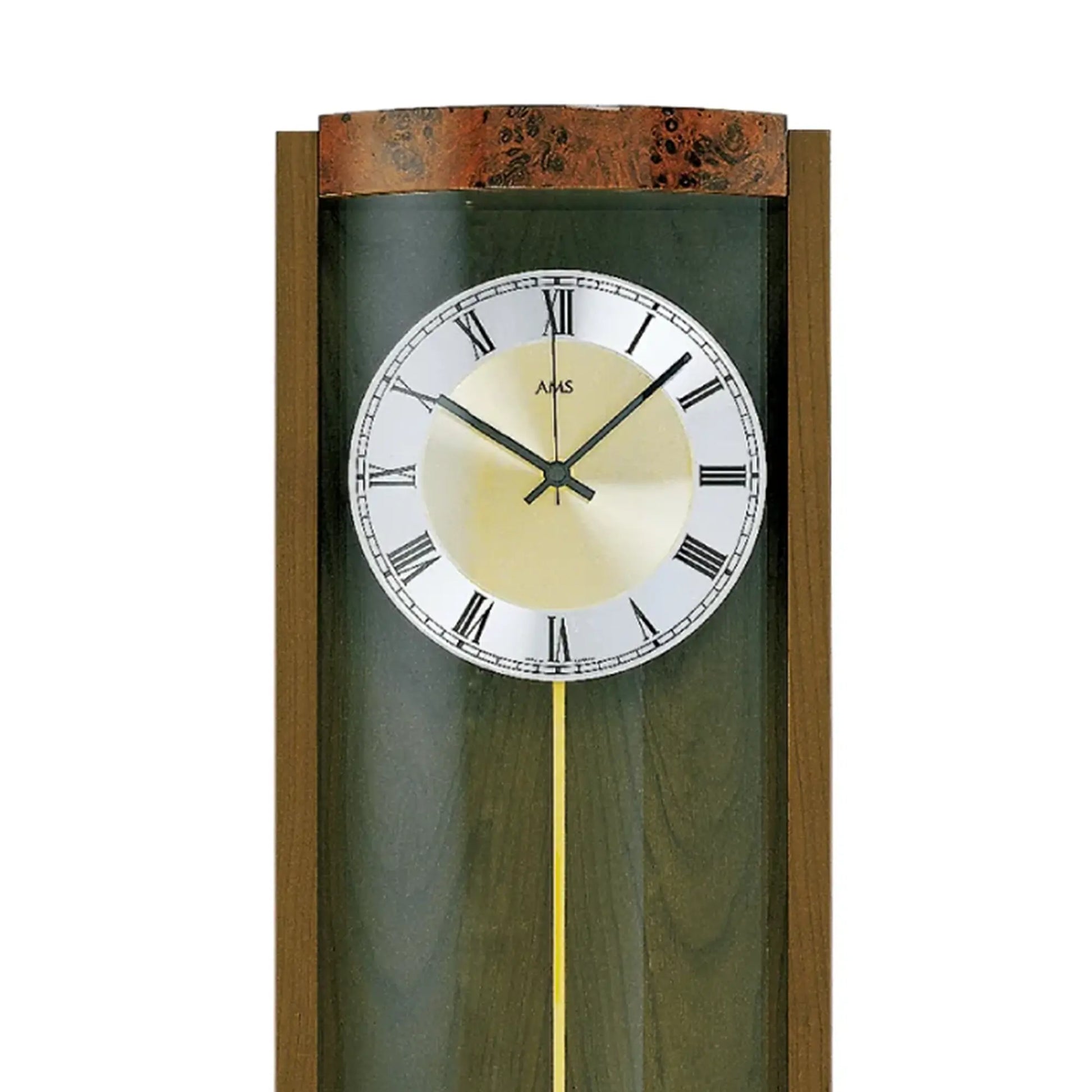 Nahansicht Wanduhr: Zifferblatt mit römischen Zahlen und goldenen Zeigern