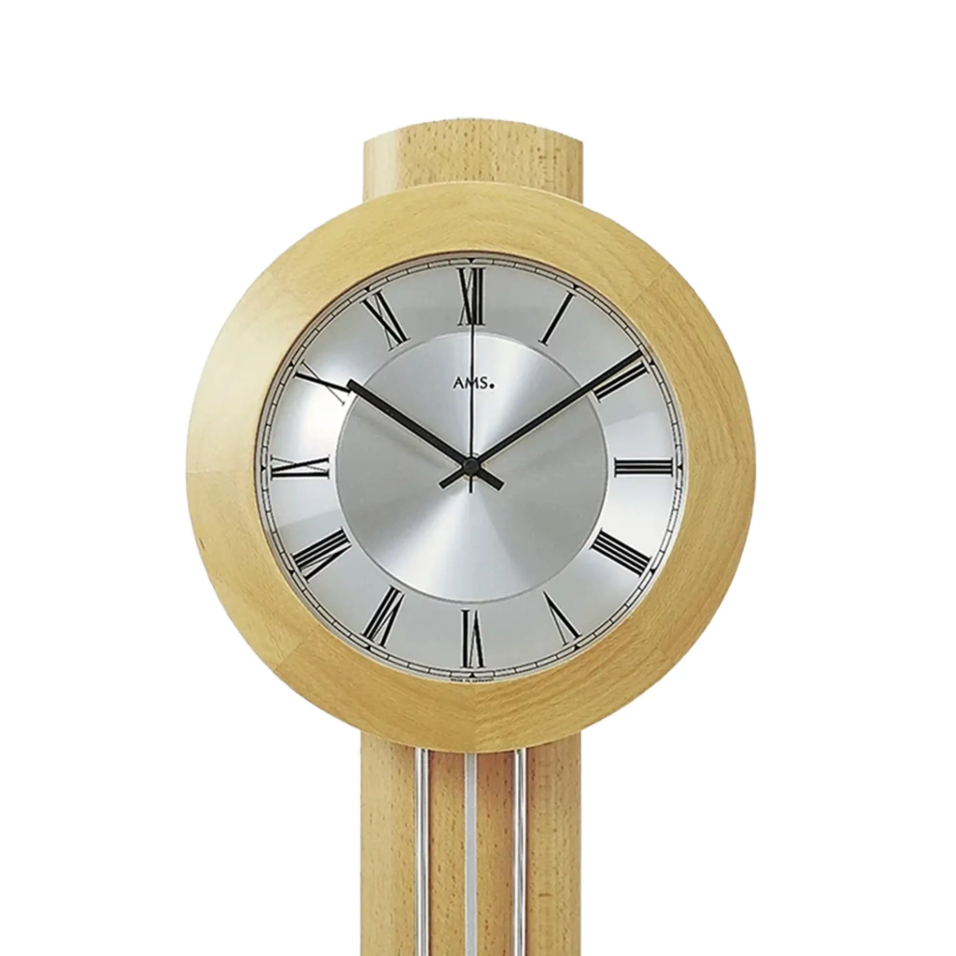 Nahansicht: runde Wanduhr mit Holzrahmen, silbernem Zifferblatt und Zeigern