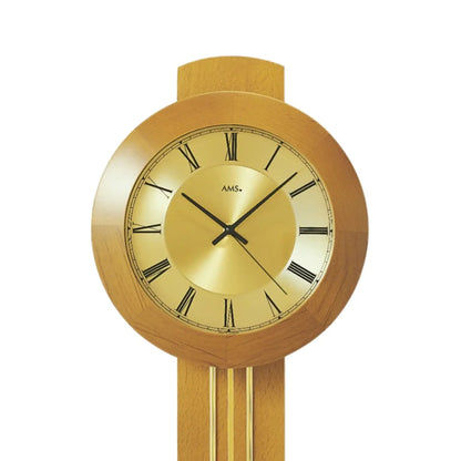 Wanduhr-Frontansicht: goldenes Zifferblatt mit römischen Zahlen und AMS-Schriftzug
