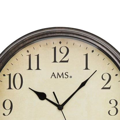 Nahaufnahme Wanduhr: beiges Zifferblatt mit AMS, schwarzen Zeigern und dunklem Metallrahmen