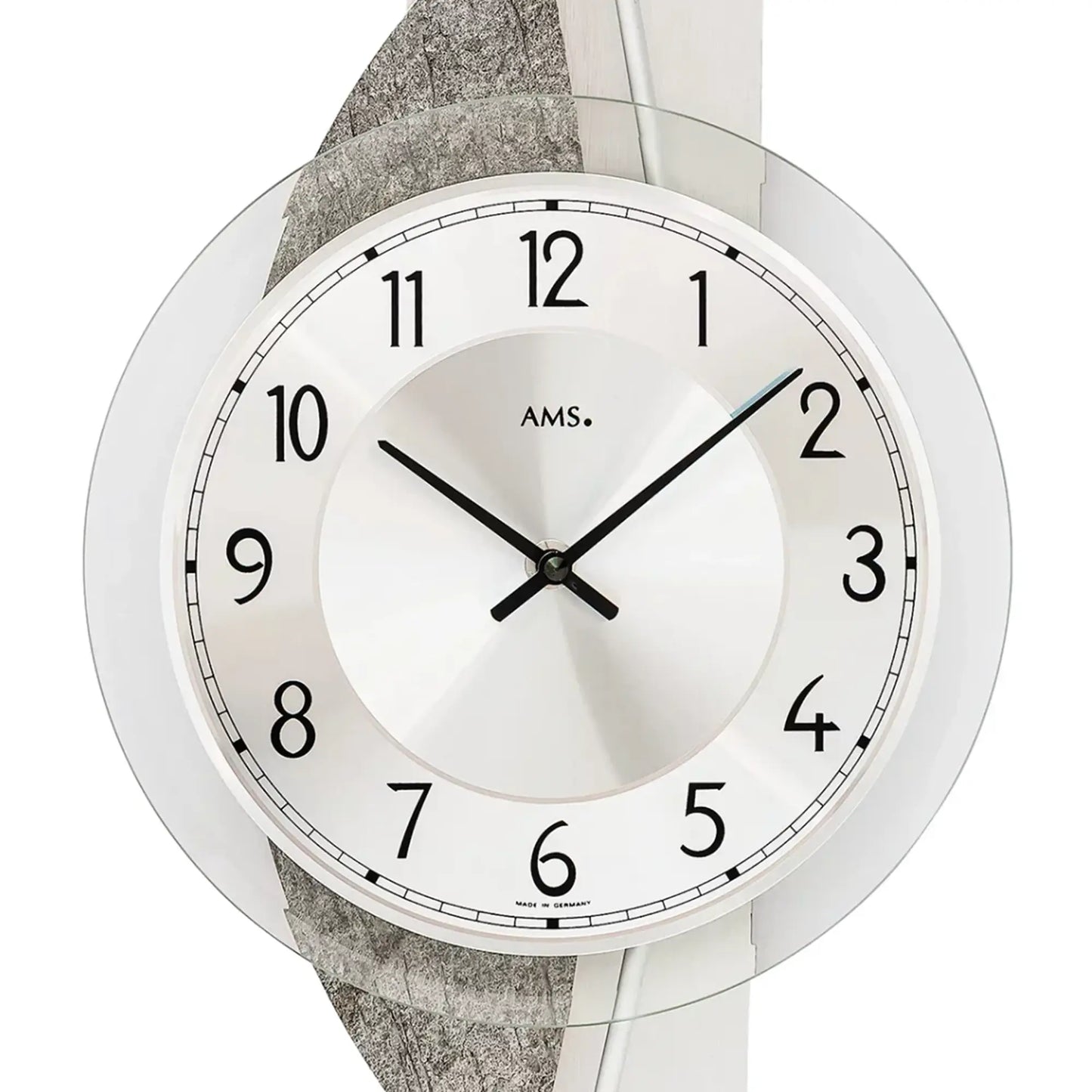 AMS-Wanduhr im Nahaufnahme: weißes Zifferblatt, schwarze Zahlen, schwarze Zeiger, Glas