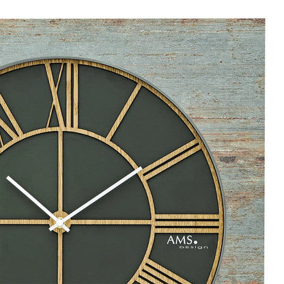 Detail der Wanduhr: dunkelgrünes Zifferblatt, goldene Linien und Zeiger, „AMS Design“.