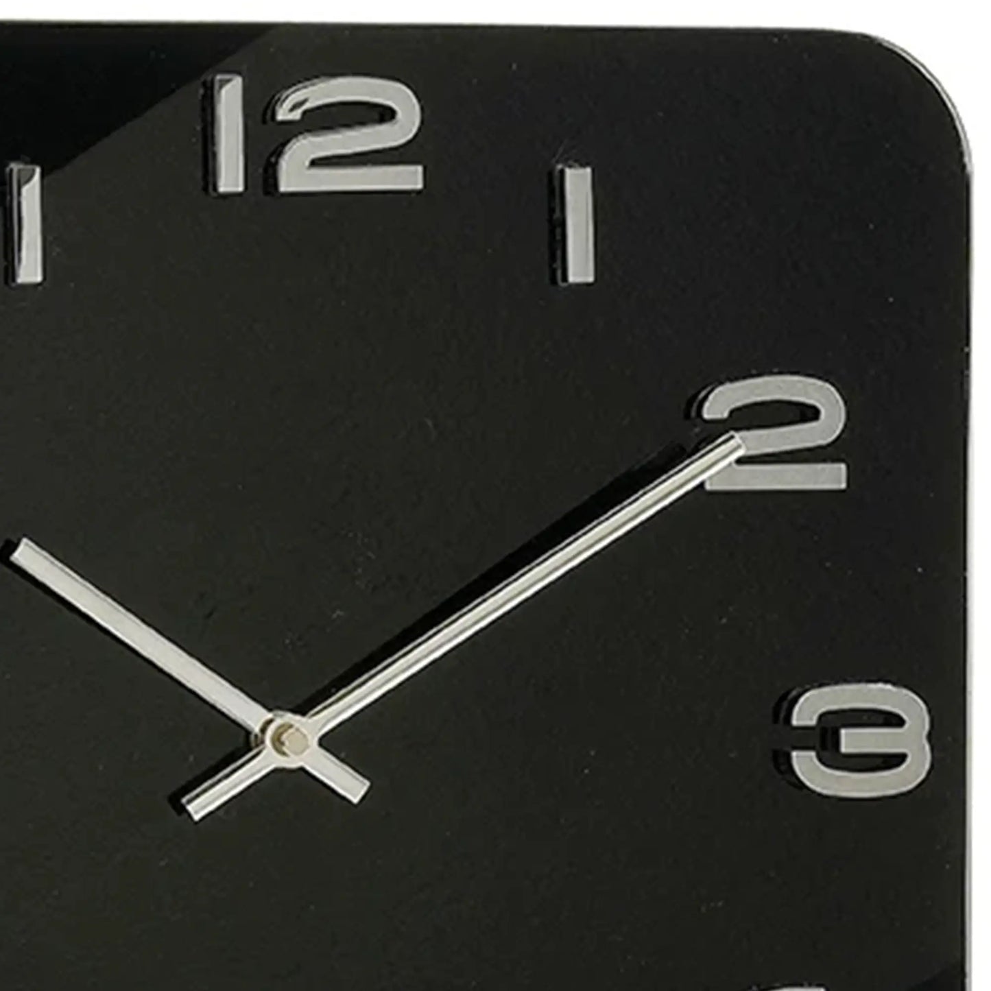 Nahaufnahme: Karlsson Wanduhr, schwarze Fläche mit silbernen Zeigern und Ziffer 2