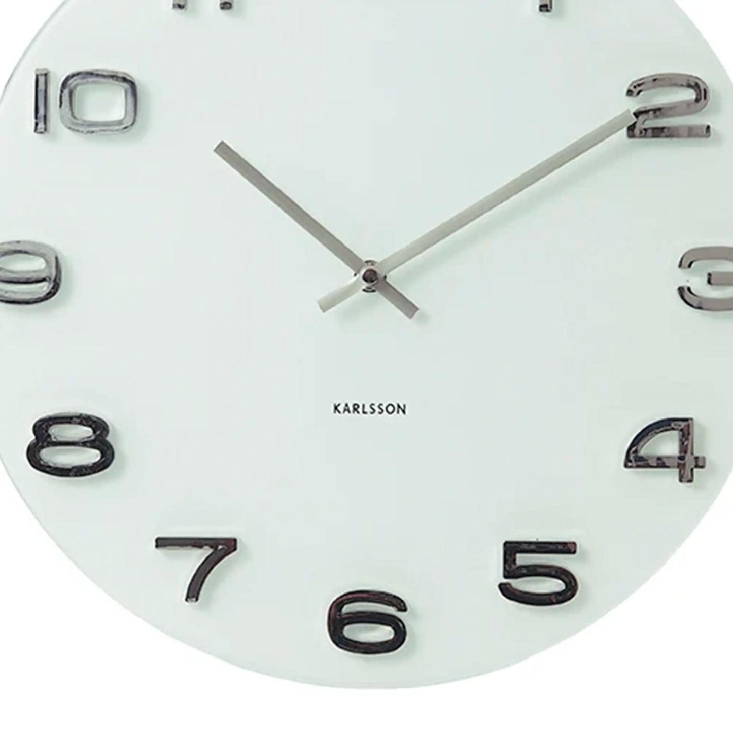 Nahaufnahme der Uhr: weißes Ziffernblatt mit arabischen Ziffern und silbernen Zeigern