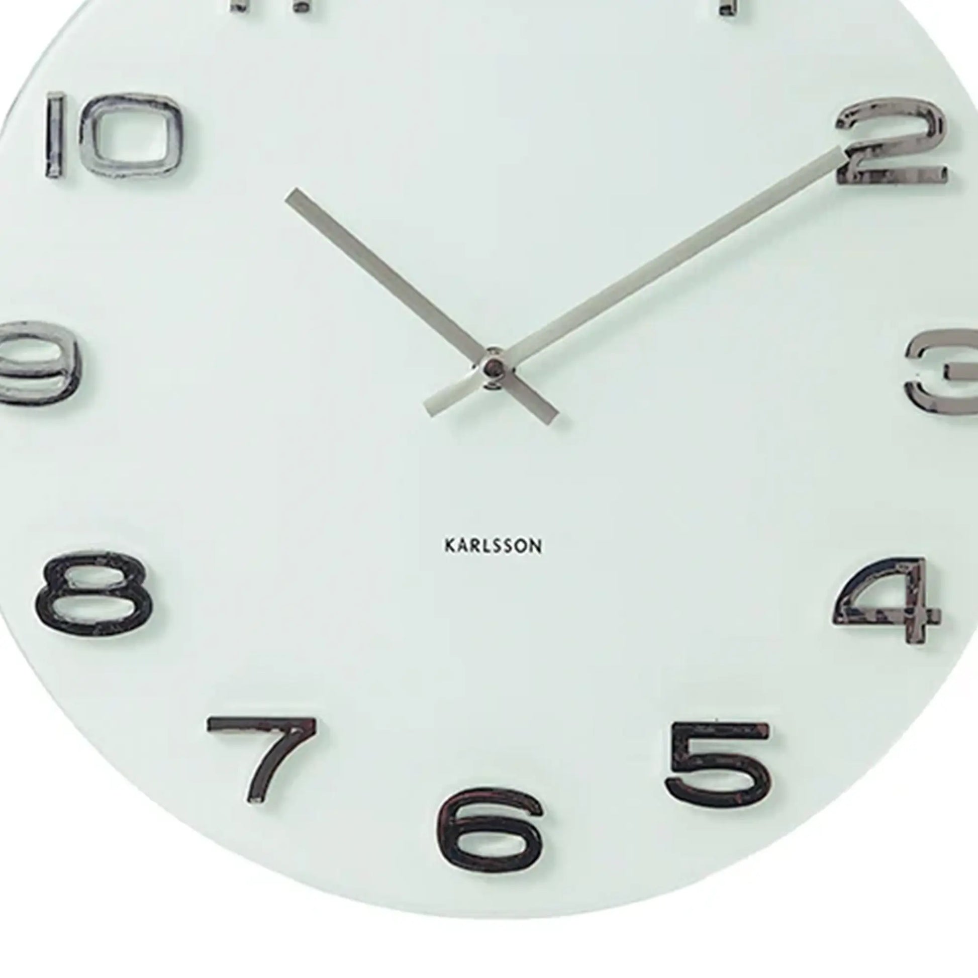 Nahaufnahme der Uhr: weißes Ziffernblatt mit arabischen Ziffern und silbernen Zeigern