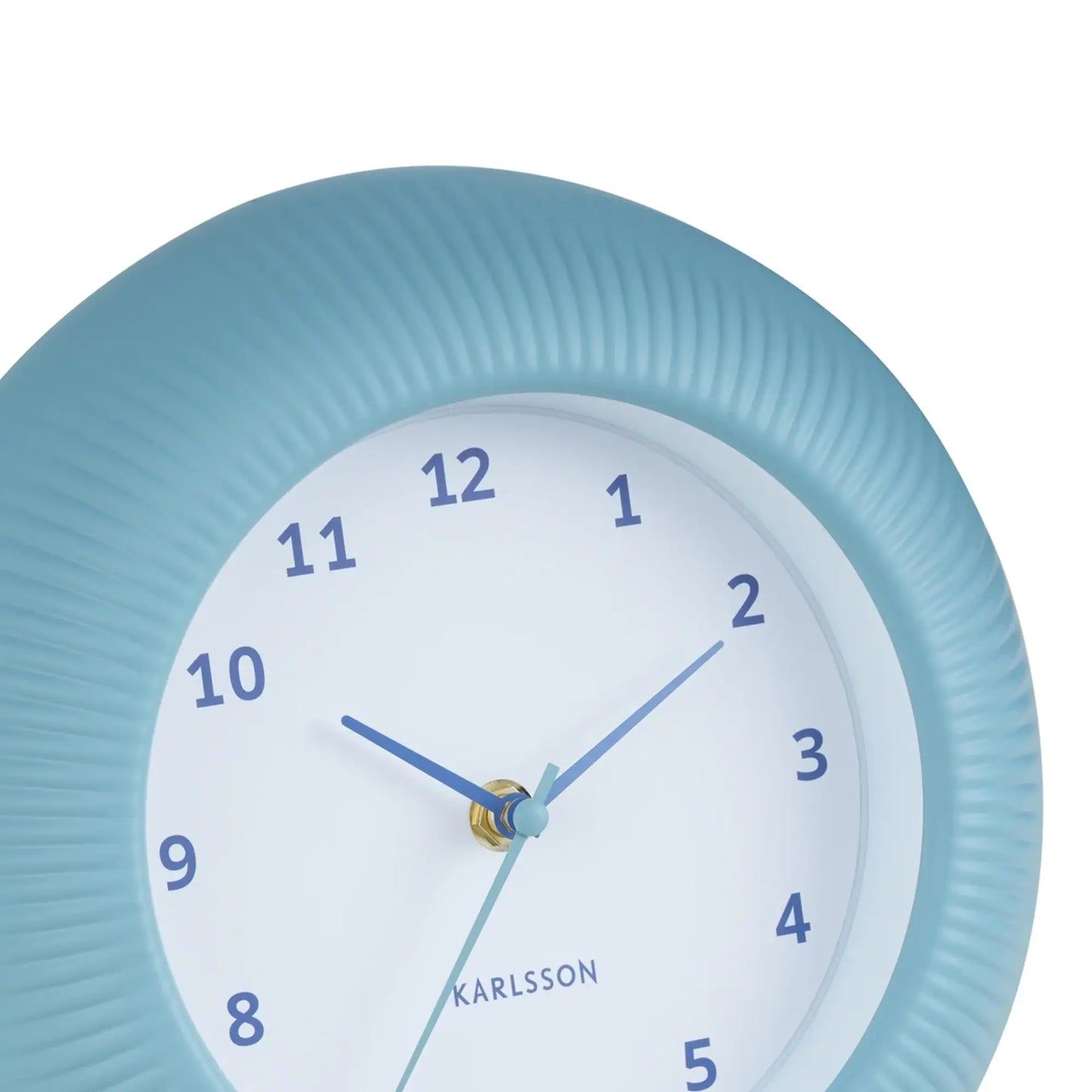 Karlsson Wanduhr-Zifferblatt mit mintblauem Reliefring, blauen Zahlen und Zeigern