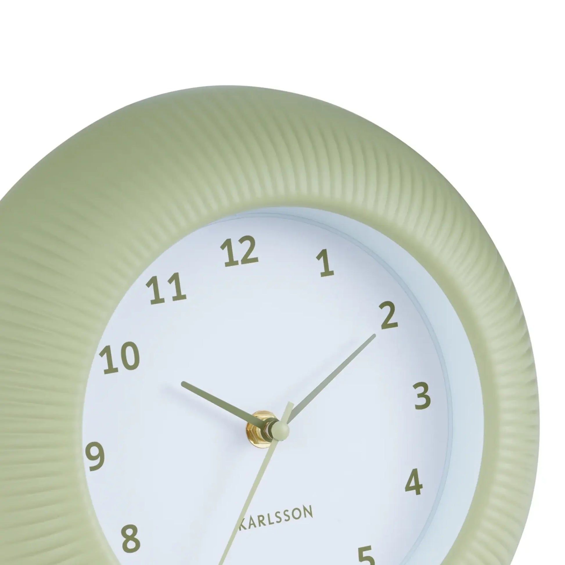Nahaufnahme einer Teeegrünen Wanduhr: weißes Zifferblatt mit Zahlen und Zeigern