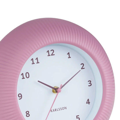Karlsson Wanduhr in Rosé mit geriffeltem Zifferblatt und Analoganzeige