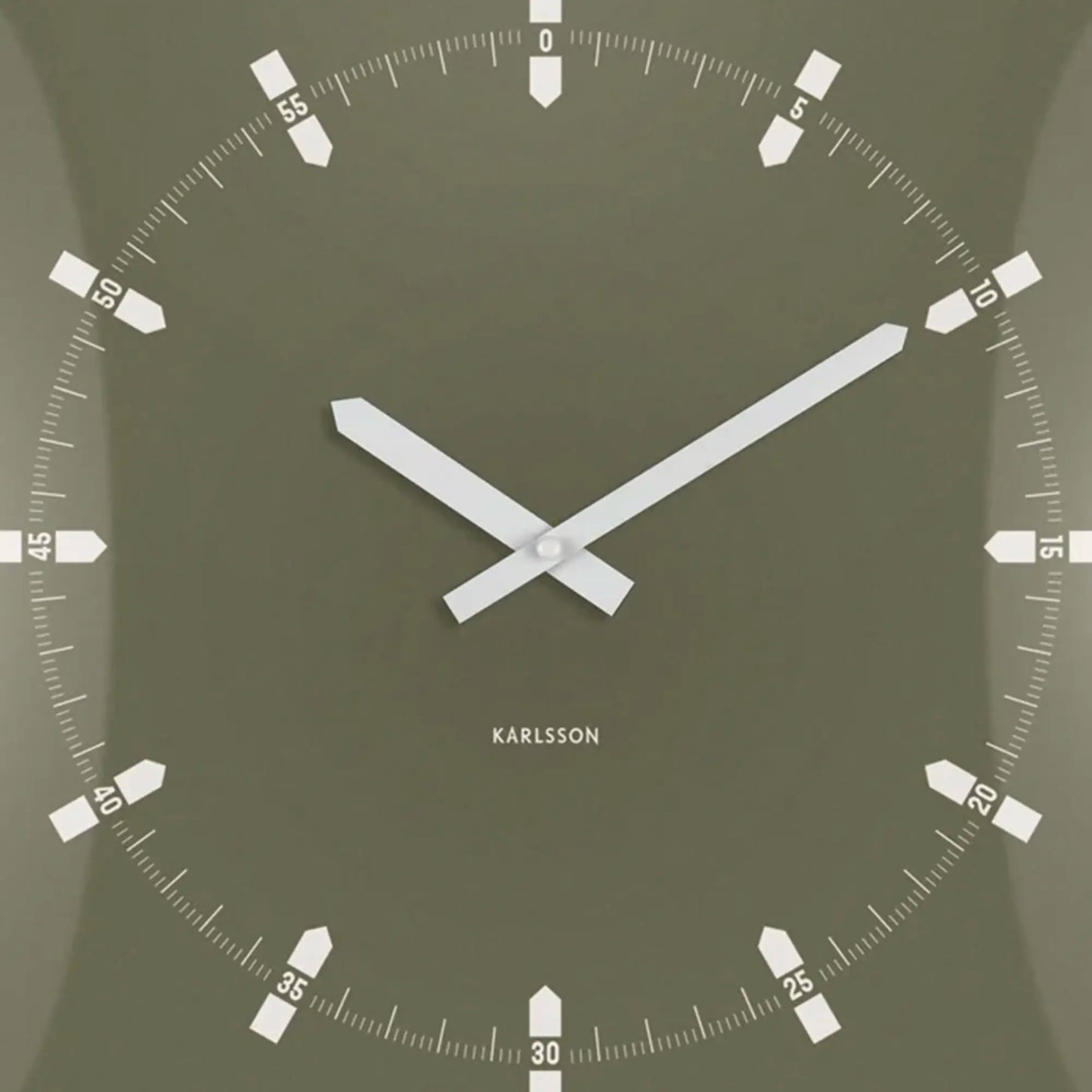 Detailansicht der quadratischen Wanduhr: grünes Zifferblatt, weiße Zeiger und Index