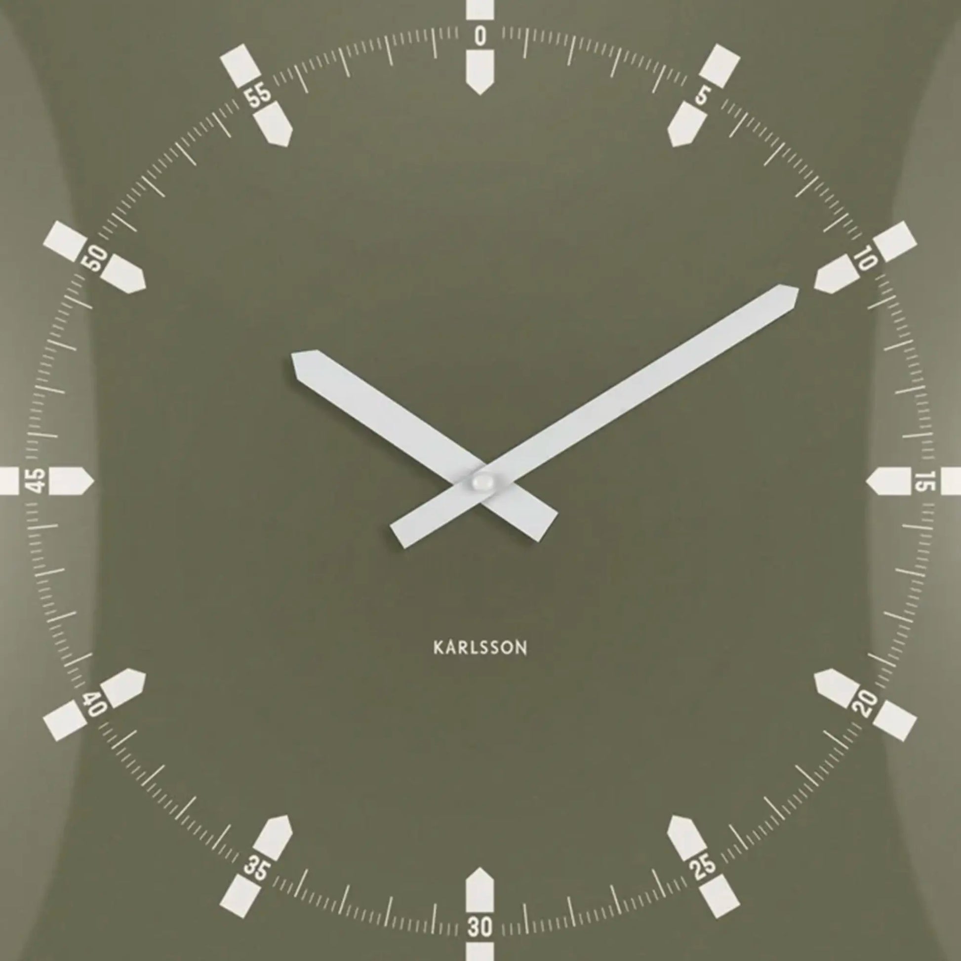 Detailansicht der quadratischen Wanduhr: grünes Zifferblatt, weiße Zeiger und Index