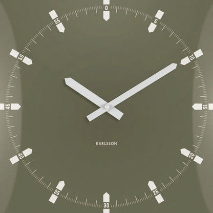 Detailansicht der quadratischen Wanduhr: grünes Zifferblatt, weiße Zeiger und Index