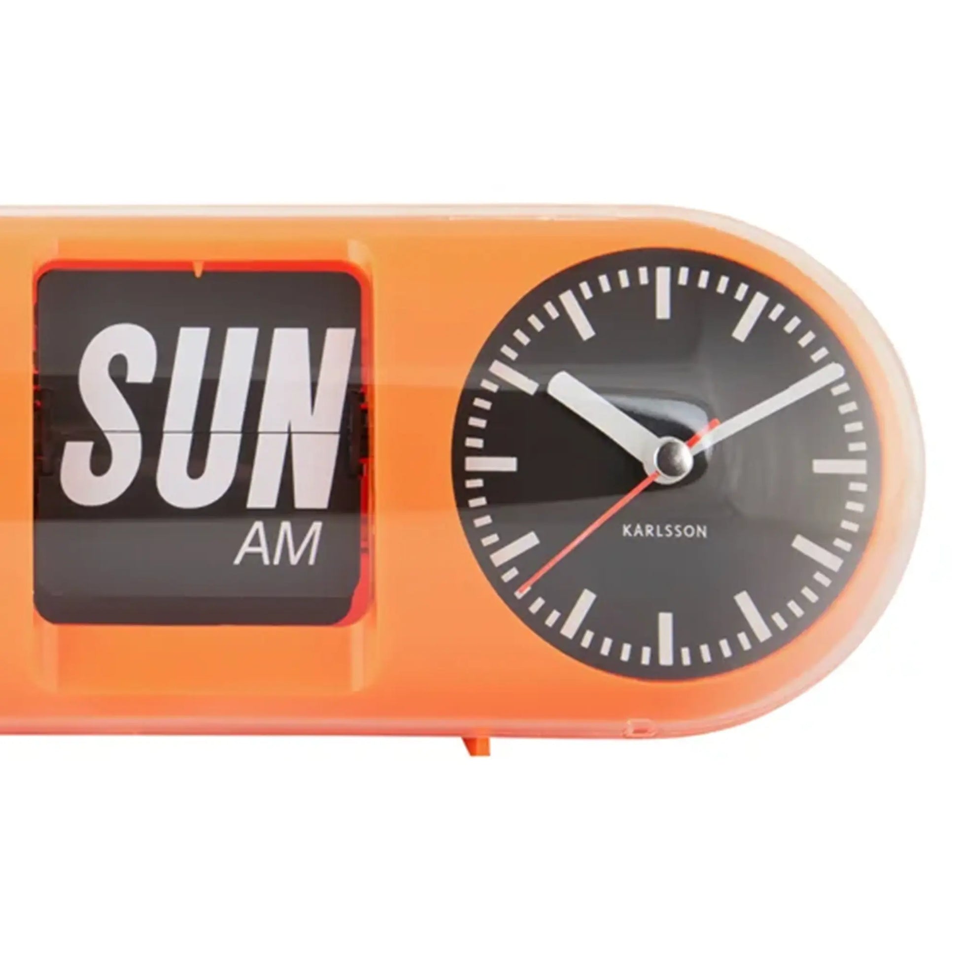 Orange Klappzahlen-Wanduhr im Nahbereich: SUN AM-Anzeige und rundes Zifferblatt