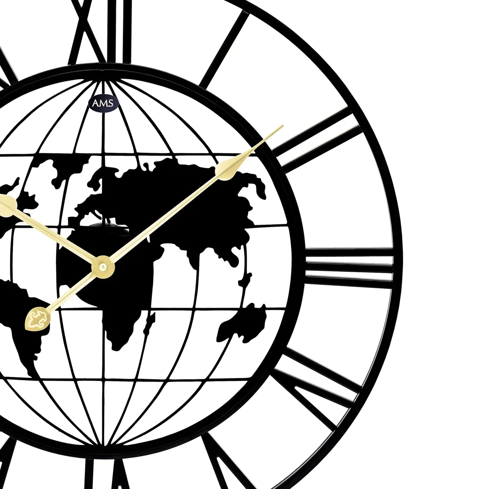 Wanduhr mit Weltkarten-Druck, goldenen Zeigern und schwarzem Metallrahmen