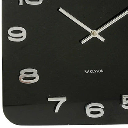 Detailansicht: Karlsson Wanduhr, Ziffern 8 und 9 auf schwarzem Zifferblatt