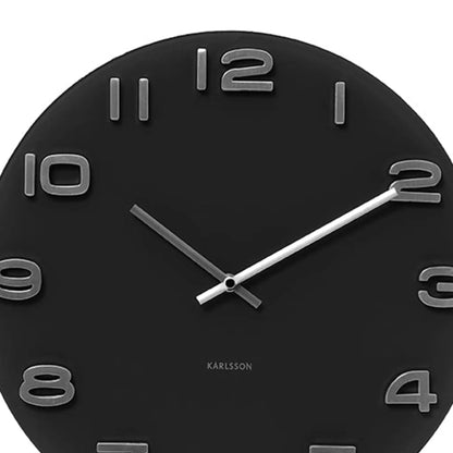 Nahaufnahme: schwarze Wanduhr mit silbernen Ziffern und zwei Zeigern